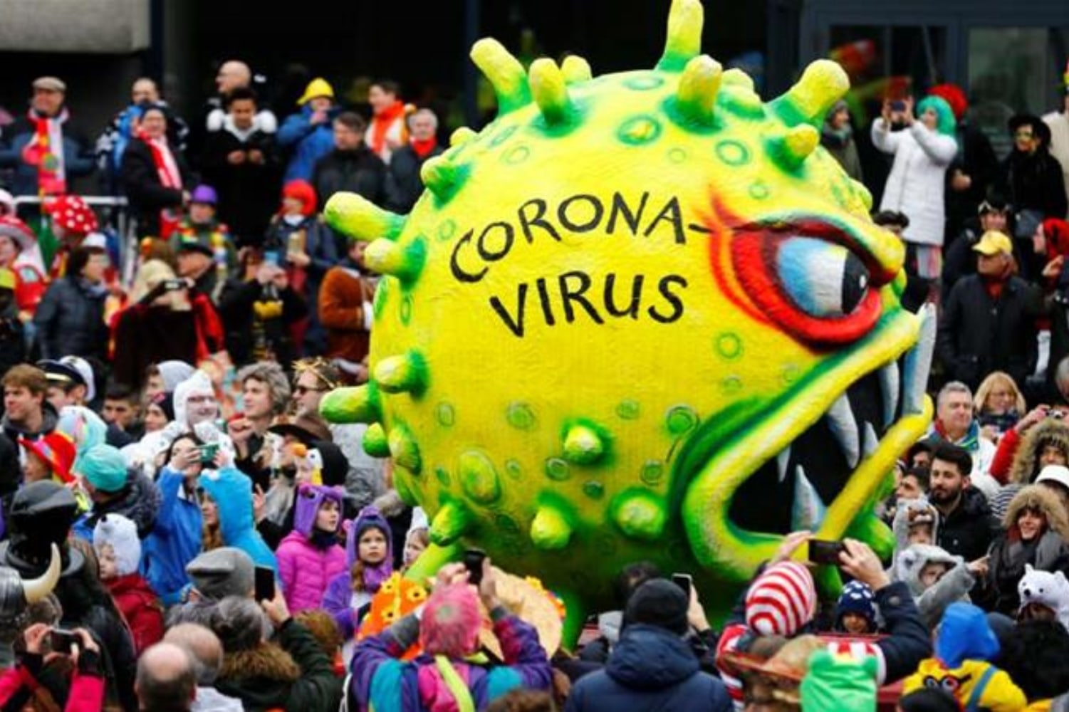 Državljani naj se vedejo samozaščitno in raje ne hodijo na prireditve