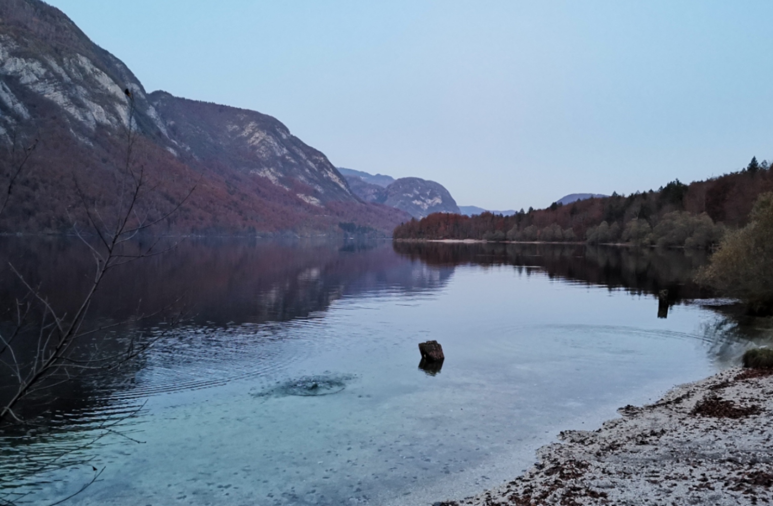 Planinska zveza Slovenije vas s planinskimi pozdravi prosi: Ostanite doma