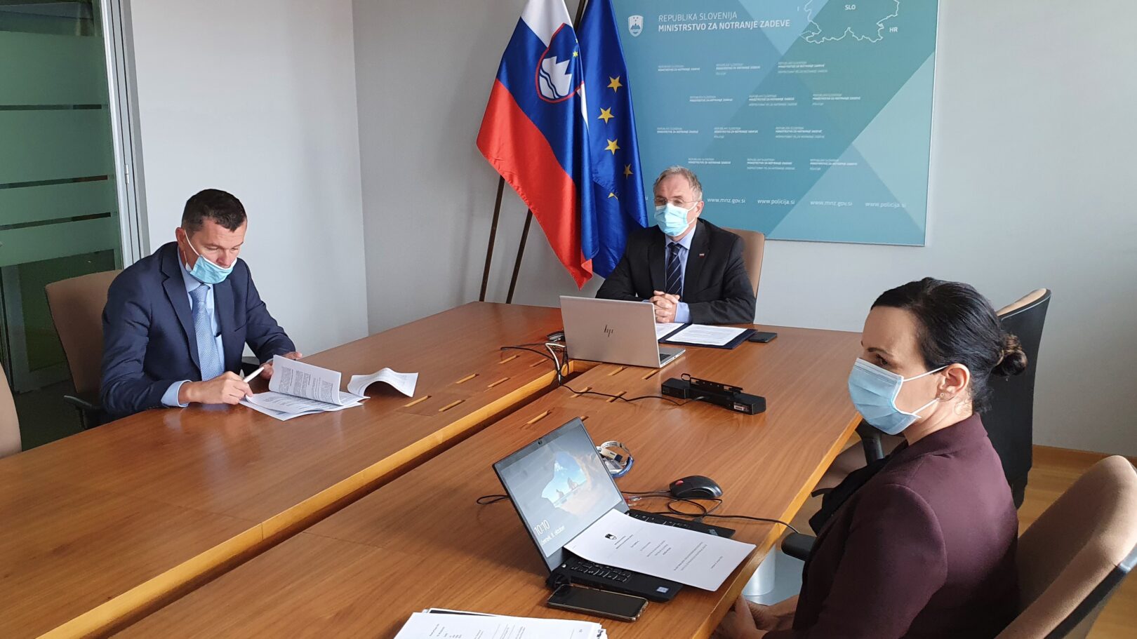 Minister Hojs s sodelavci v sejni sobi ministrstva na zasedanju notranjih ministrov EU prek videokonferenčnega klica.