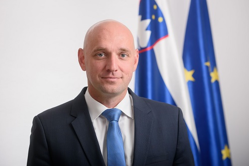 Sindikate je razburil predlog sedmega protikoronskega zakona, ki naj bi vključeval tudi določbo, po kateri nova formula za izračun minimalne plače ne bila uveljavljena 1. januarja prihodnje leto, ampak 1. aprila. 