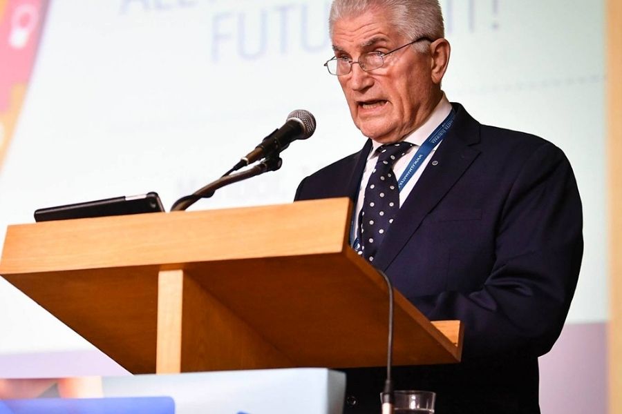 Prof. dr Ludvik Toplak o gibanju Povežimo Slovenijo – PoS: »Danes vidimo, da je potreben nov klic, da povežemo Slovence k skupni ideji in viziji za jutri. Ni dovolj, da se povezujejo ljudje s kratkoročnimi, partikularnimi ali skupinskimi interesi, treba je povezati ljudi z dolgoročno vizijo za skupno dobro Slovencev.« Vir slike: Alma Mater Europaea.