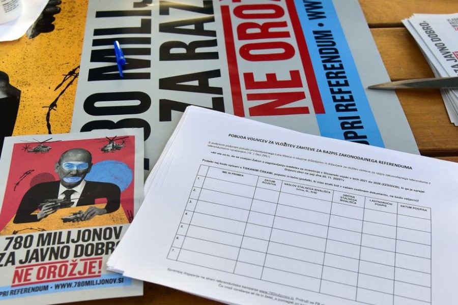 Referendum je ena od oblik neposredne demokracije, v kateri sodelujejo vsi državljani, ki imajo pravico voliti v državni zbor.