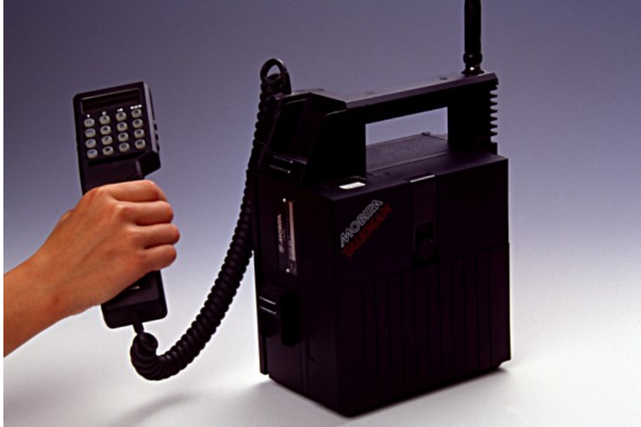 Nokia je izdala telefon Mobira Talkman, ki je bil oglaševan kot prvi pravi mobilni telefon, saj so ga ljudje lahko vzeli tudi iz avta ven. Težava je bila, ker je bil težek približno 5 kilogramov.