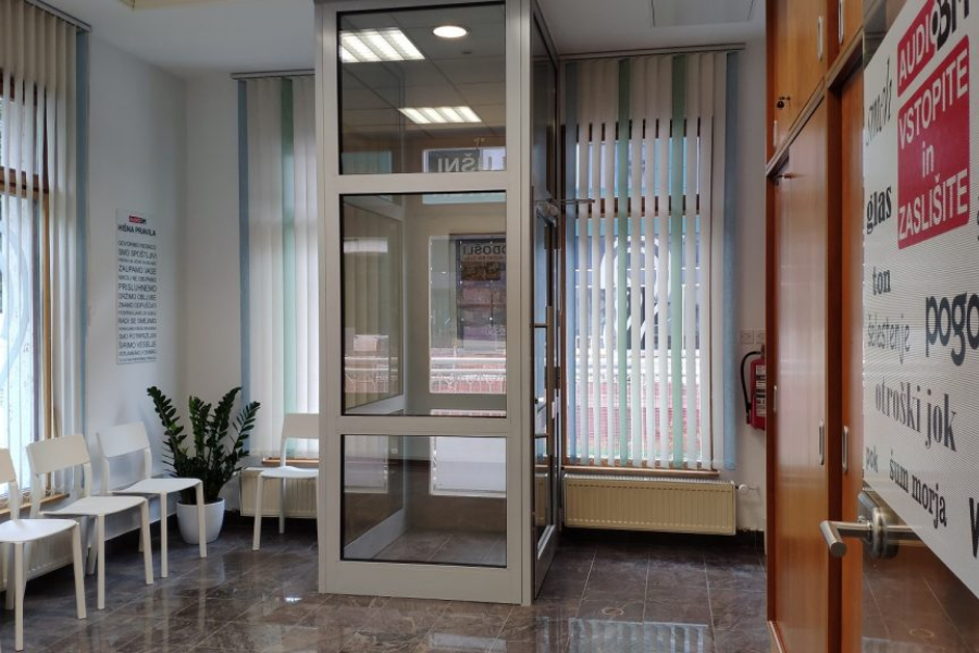 Ocenjevalca sta pozorna tudi na odtenek oziroma kontrast podbojev vrat zaradi varnosti slabovidnih oseb. Vir slike: Audio bm.