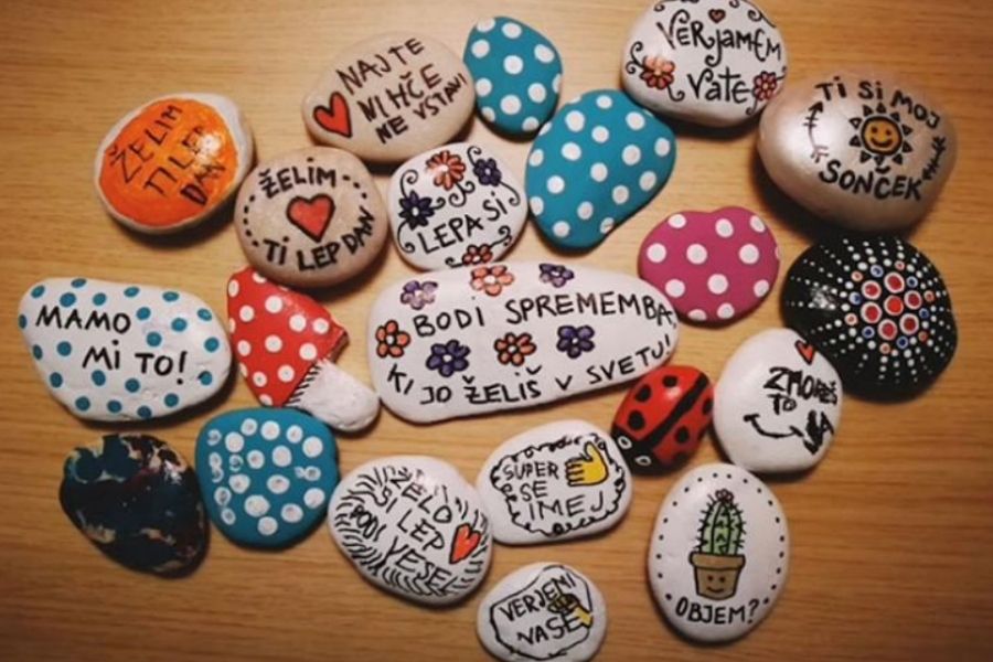 Poslikani kamenčki z lepimi mislimi. Vir slike: eposavje.com.