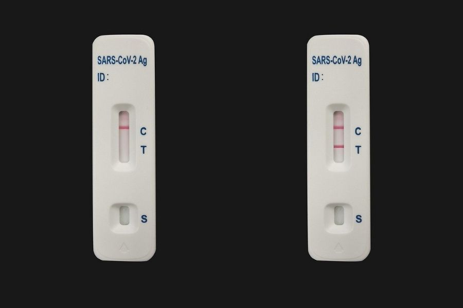 Če je rezultat HAG testa za samotestiranje pozitiven, ravnatelj ravna v skladu z navodili NIJZ. Do potrditve s PCR-testom sošolci in učitelj normalno nadaljujejo s poukom. Levo: negativen test. Desno: Pozitiven test. Vir slike: Pixabay.