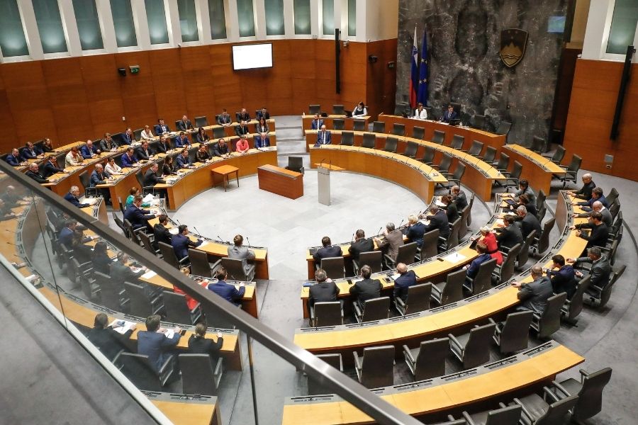 Zakon je bil v DZ RS sprejet z le 44 glasovi – opozicija je glasovala proti. Vir slike: STA.