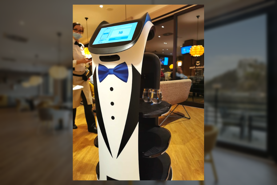 Robot Tone v Kavarni Park na Bledu. Vir slike: Slovenec, foto: Marko Želko.