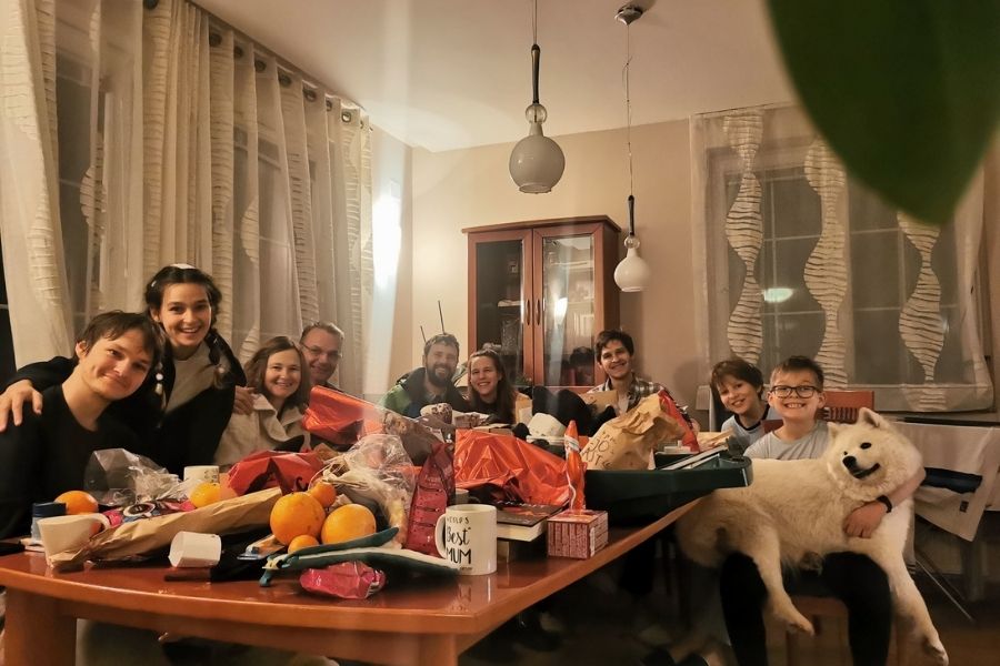 Marjan Podobnik navsezgodaj na Miklavževo jutro z Miklavževimi darili, z razširjeno družino in psičko Luno. Vir slike: osebni arhiv MP.