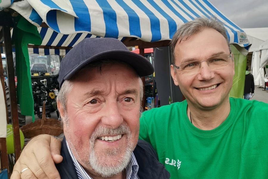 Marjan Podobnik s prijateljem Cirilom Smrkoljem na sejmu v Komendi. Vir slike: osebni arhiv MP.