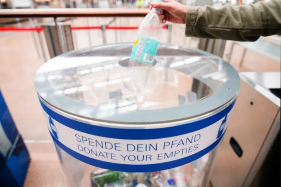 Tako imenovani Pfand (kavcija) lahko v Nemčiji tudi darujejo z odlaganjem embalaže v posebne zabojnike. Vir slike: thelocal.de.