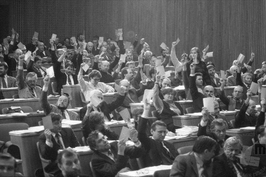 Ustavo je takratna skupščina sprejela pol leta po osamosvojitvi. 23. decembra 1991 so takratni delegati (poslanci) sprejeli Ustavo Republike Slovenije, s čimer je bila tudi pravno »zapečatena« slovenska osamosvojitev. Vir slike: Muzej novejše zgodovine