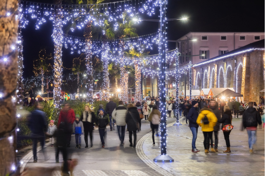 V Kopru sta inšpektorici zaprli štiri praznične stojnice. Vir slike: Visit Koper.