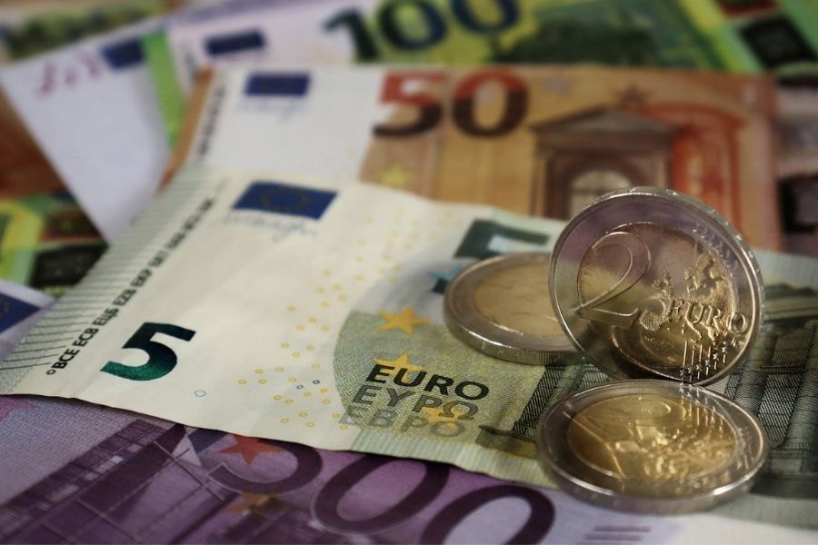 Dodatke bodo dobili upokojenci z nizkimi pokojninami, vojni veterani, vojni invalidi, in kmetje z nizkimi dohodki. Preverite, kdaj bodo izplačani in ali morate za to kaj storiti. Vir slike: Pixabay.