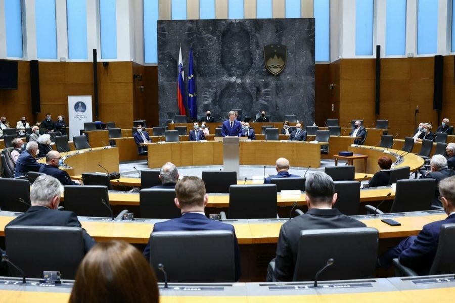 Nagovor predsednika prve slovenske vlade Lojzeta Peterleta. Vir slike. rtvslo.