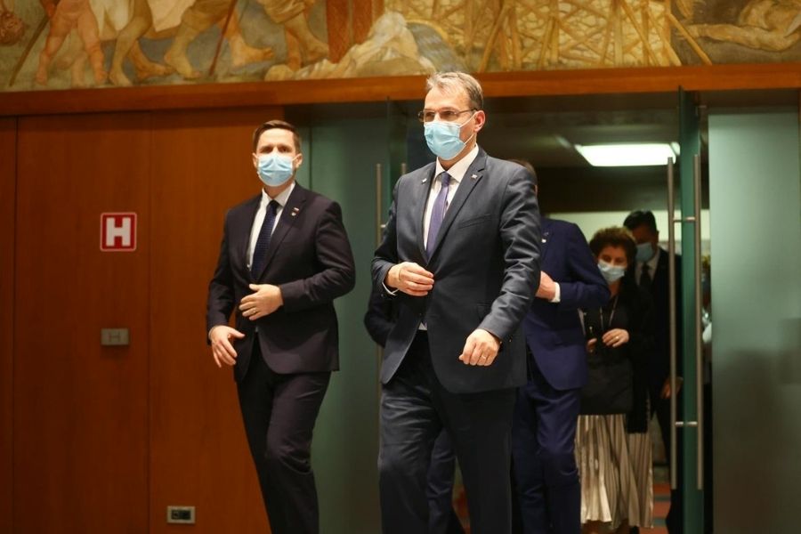 Predsednik državnega zbora Igor Zorčič in predsednik Društva poslancev 90 Marjan Podobnik. Vir slike: rtvslo.