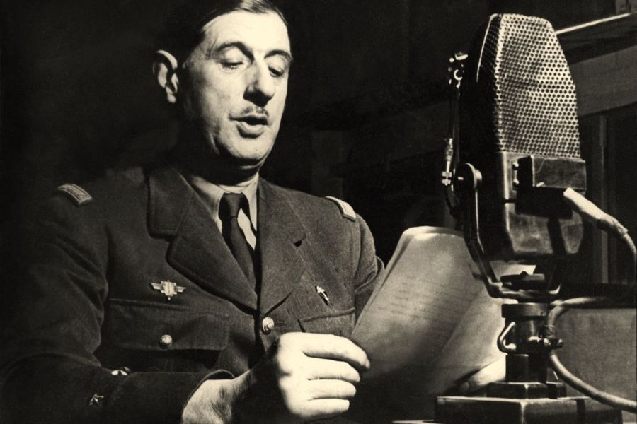 General Charles de Gaulle med izjavo na BBC. Vir slike: Wikipedia.