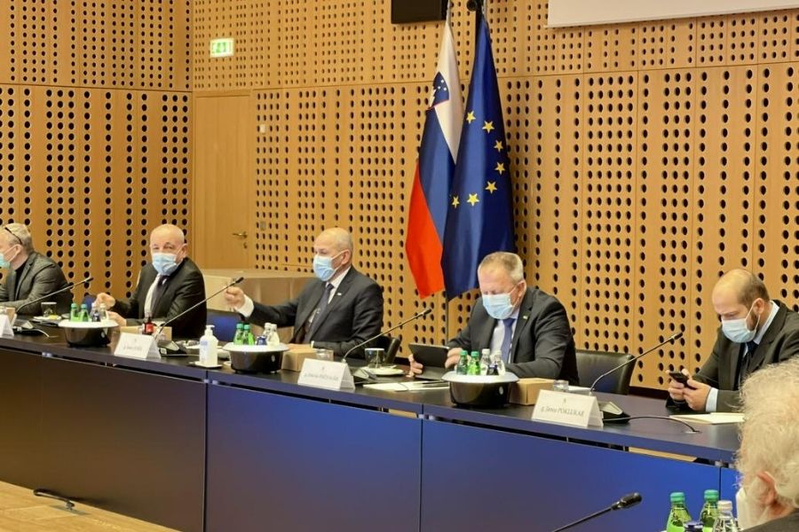 Delovnega posveta z gospodarstveniki, ki je potekal včeraj na Brdu pri Kranju, se je poleg premierja udeležilo tudi več ministrov. Vir slike: Twitter Vlade RS.