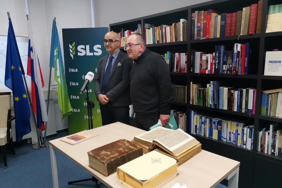 Sig. Marco Pellegrini, predsednik Kulturnega Centra Studium iz Gorice in skrbnik razstave ter duhovnik in župnijski vikar v Novi Gorici Bogdan Vidmar. Vir slike: SLS.