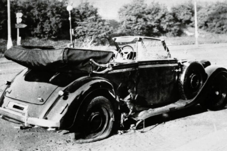 Heydrichov avtomobill, v katerem je bil, ko je bil 27. maja 1942 nanj izvršen bombni atentat, čez teden dni je umrl za posledicami napada od gangrene. Vir slike: Wikimedia.