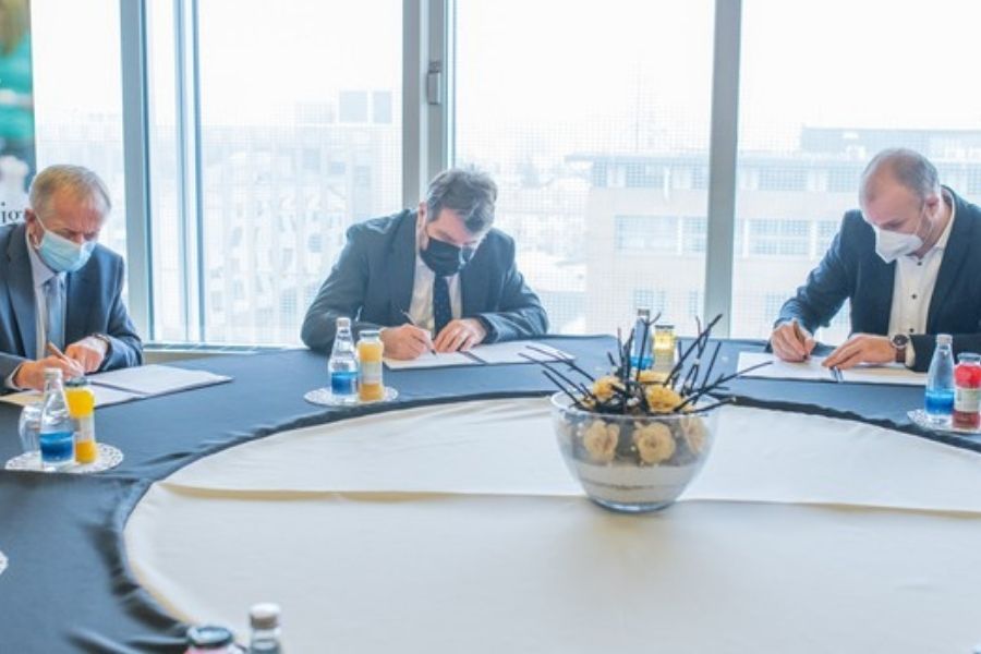 Sporazum so 6. decembra lani podpisali Rudi Zaman in Luka Novak, oba SAZOR GIZ k.o., ter mag. Aleš Cantarutti, direktor GZS. Vir slike: Metropolitan. Foto: Tadej Kreft.