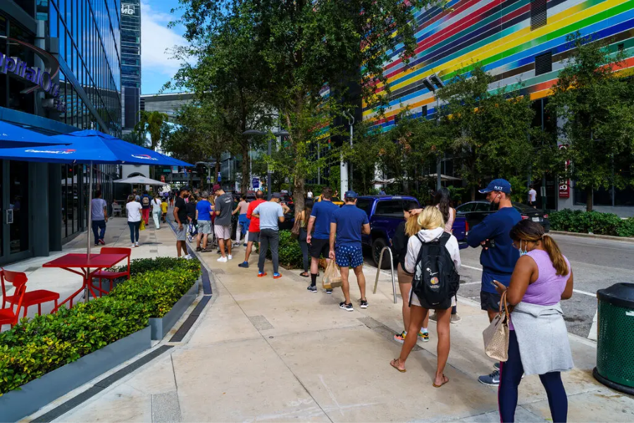 Vrsta za testiranjena koronavirus v mestu Miami. Vir: NYT.