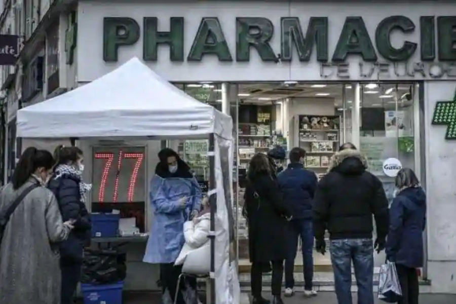Ljudje v Parizu med čakanjem na testiranje za koronavirus. Vir slike: AFP.