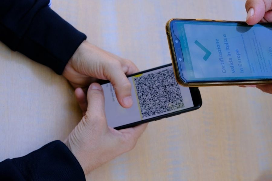 Poleg kode bo treba še naprej pokazati tudi osebni dokument. Vir slike: Dreamstime.