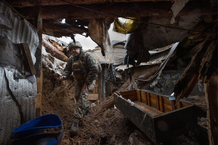 Ukrajinski vojak na območju obstreljevanja v petek. Vir slike: NYT.