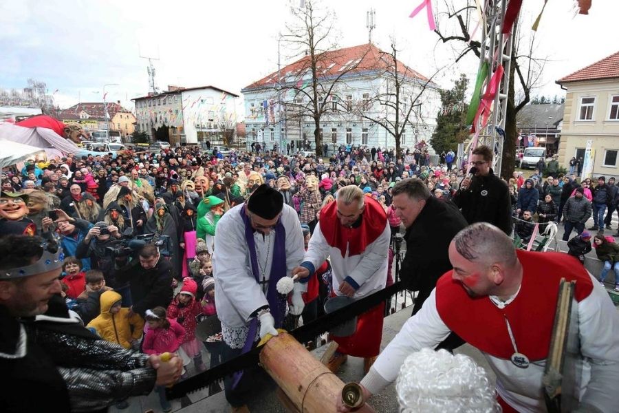Žaganje babe v Cerknici. Vir slike: cerknica.si.