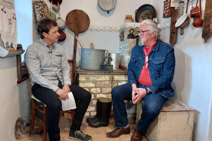 Jože Ovnik in Igor Gošte pri šporhetu. Vir slike: IG.