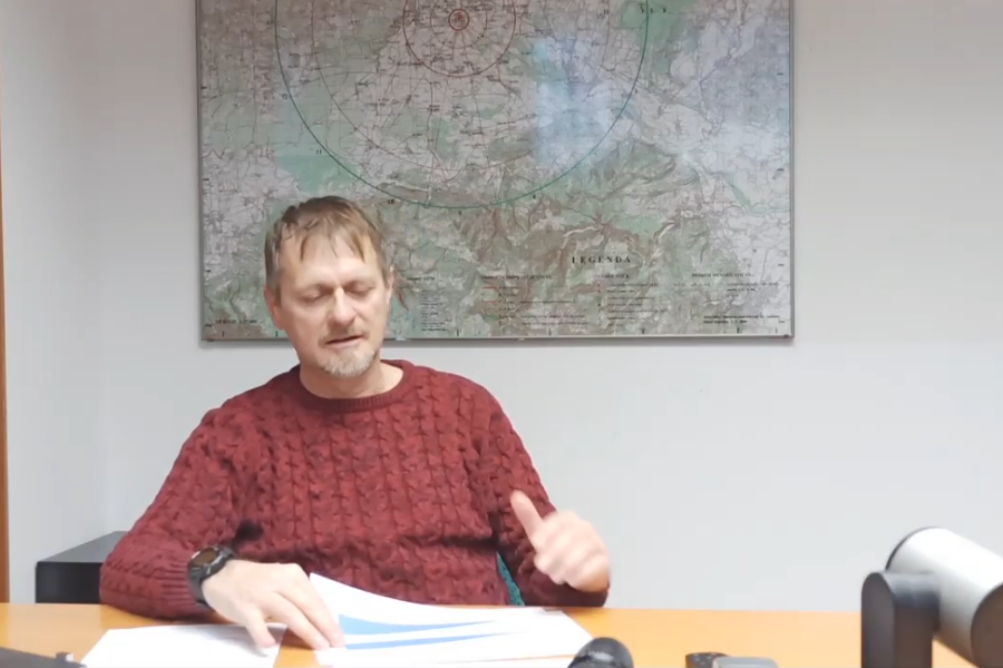 Boštjan Tavčar vodja službe za informatiko in komunikacije na upravi med novinarsko konferenco. Vir slike: posnetek zaslona.