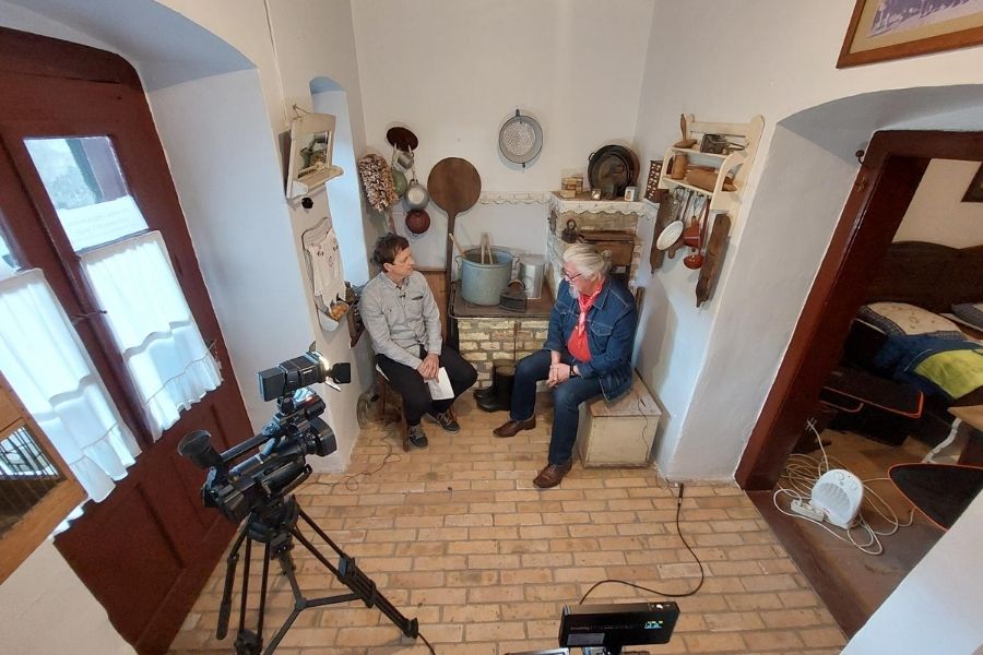 Med snemanjem oddaje v nekdanjem, a lepo ohranjenem rudarskem stanovanju, za katerega skrbijo v Zasavskem muzeju Trbovlje. Vir slike: IG.