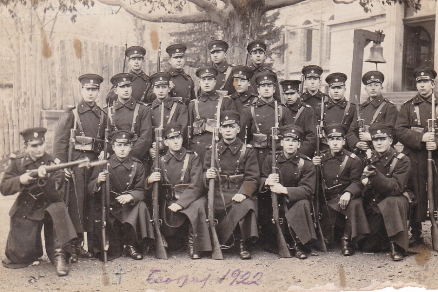 Oficirski kadeti v Beogradu leta 1922. Slovenec je poročal o slabem ravnanju  rekruti. Vir slike: Royalyugoslavarmy.wordpress.com.