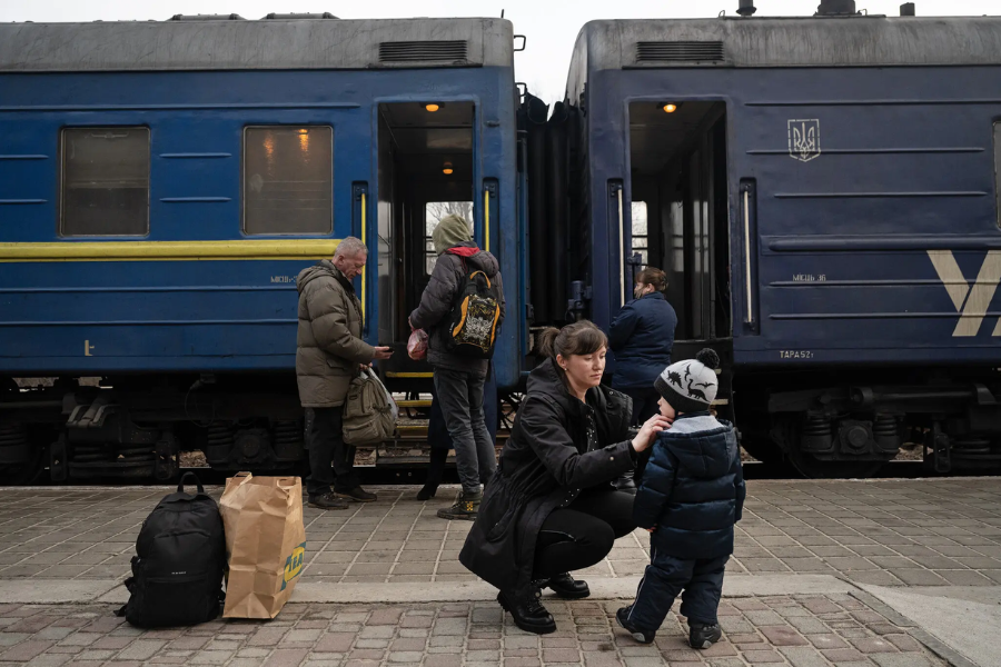 Prebivalci odhajajo iz nevarnih ukrajinski regij v notranjost države. Vir slike: New York Times.