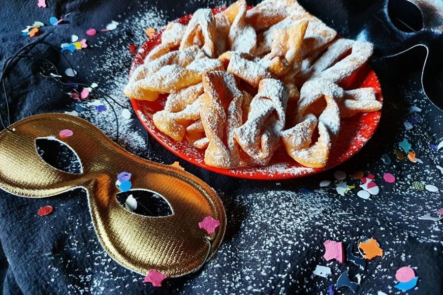 Med priljubljene pustne jedi spadajo tudi flancati. Vir slike: zaupokojence.si.