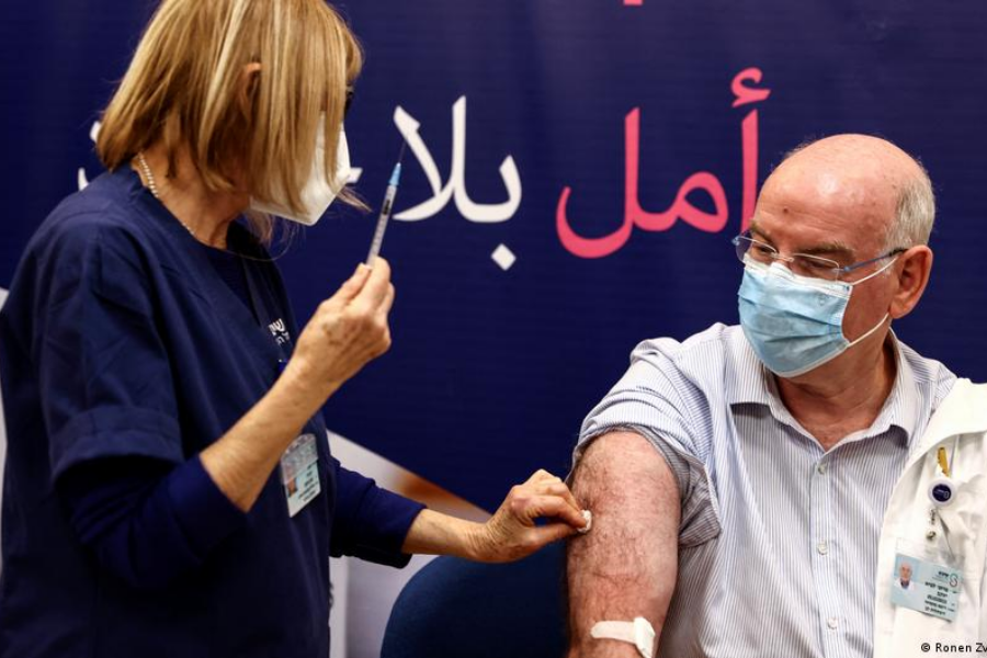 V Izraelu četrti odmerek poznajo že nekaj mesecev. Vir slike: DW.