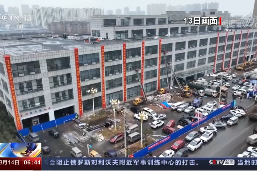 Gradnja začasnih poslopij za osebe s potrjeno okužbo. Vir slike: CCTV News.