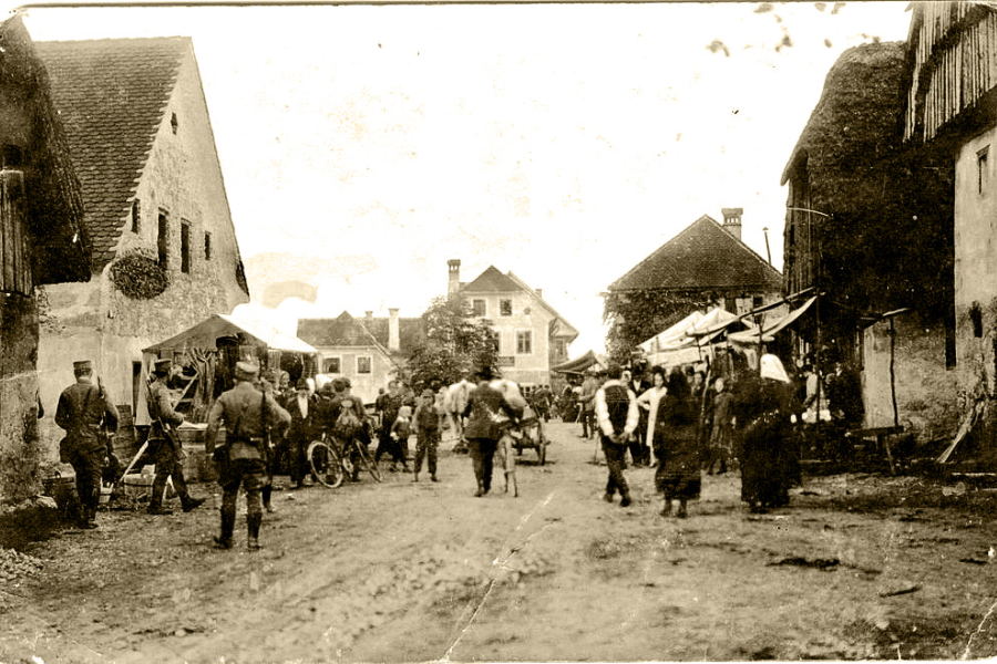 Prodaja ribniške suhe robe na enem izmed sejmov. Vir slike: Janja Kozarka. Stareslike.org.