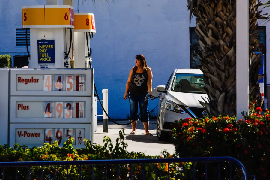 Bencinska črpalka v ameriškem mestu Miami. Ruski uvoz je leta 2020 predstavljal le tri odstotke ameriškega uvoza surove nafte. Vir slike: NYT.