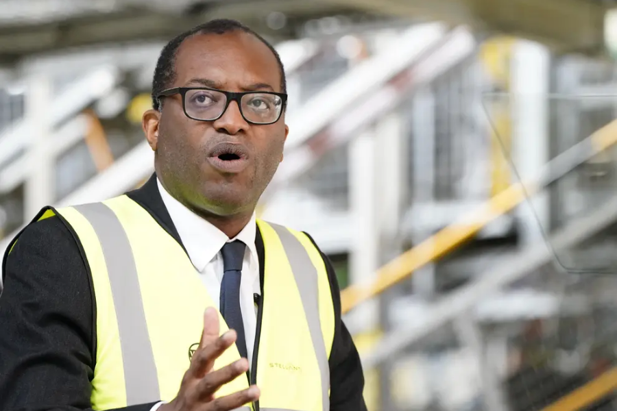 Britanski minister za gospodarstvo in energetiko Kwasi Kwarteng. Združeno kraljestvo uvozi iz Rusije osem odstotkov nafte. Vir slike: Independent.