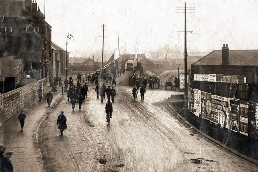 Cestni delavci so bili v letu 1922 v nevarnosti. Vir slike: Chronicle Live.