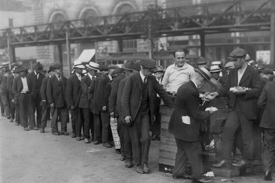 Ljudje v New Yorku stojijo v vrsti za kruh v času velike gospodarske krize. Vir slike: Encyclopædia Britannica.