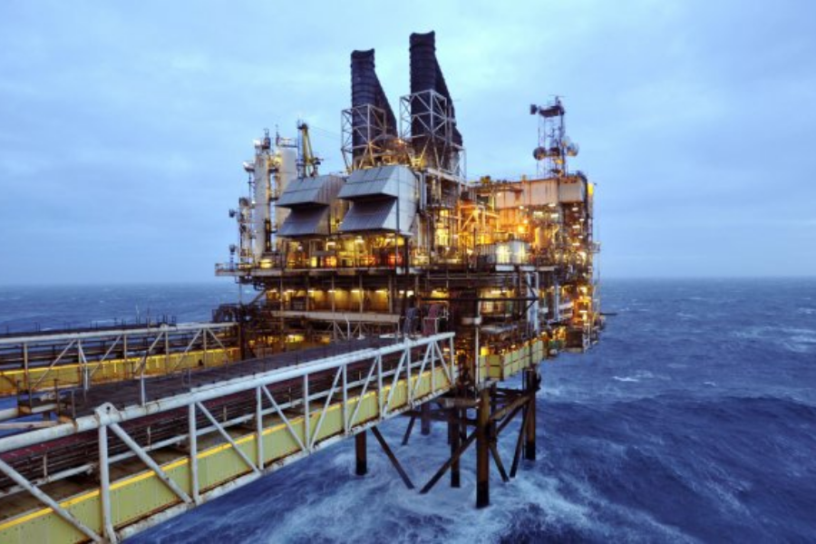 Nafta. Da bi nadomestile izgubo ruske nafte, so se evropske rafinerije zatekle k uvozu zahodnoafriške surove nafte. Vir slike: Reuters.