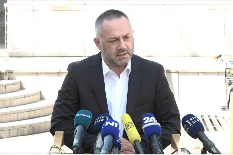 Minister Danijel Bešič Loredan med uvodnim nagovorom na današnji novinarski konferenci. Vir slike: MZ.