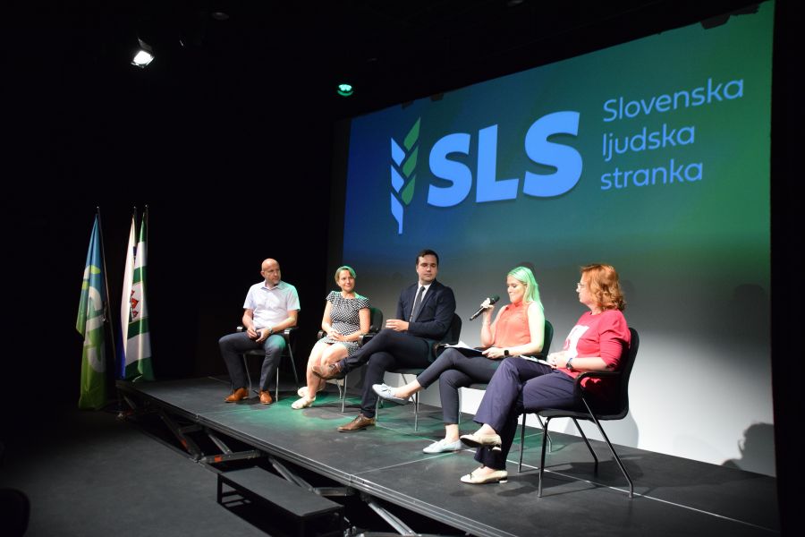 Pogovorno omizje na kongresu SLS. Marko Cigler, Tina Bregant, Marko Balažic, Kaja Galič, mag. Monika Kirbiš Rojs. Vir slike: SLS.