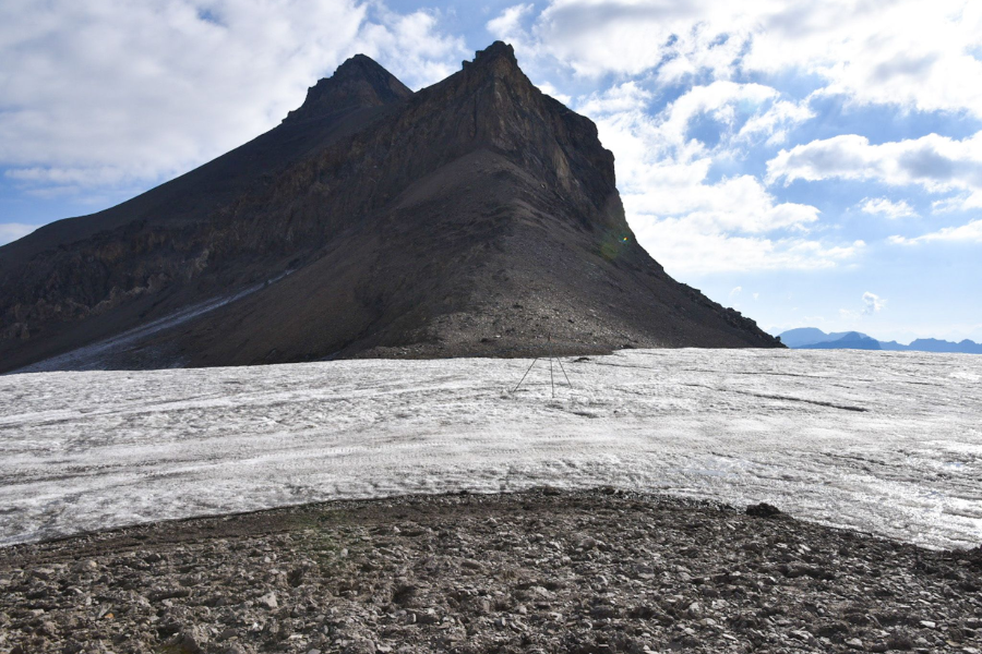 Pogled na prelaz, ki je bil pred leti prekrit s 15 metrov debelo plastjo ledu. Vir slike: Glacier 3000.