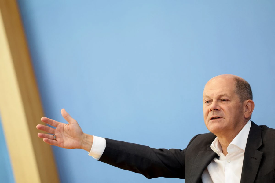 Nemški kancler Olaf Scholz je na tiskovni konferenci v Berlinu podprl davčne olajšave. Vir slike: Reuters.