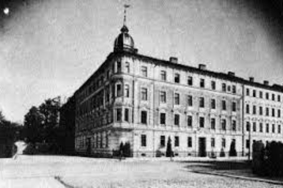 Slovenec: Poslopje policijskega ravnateljstva v Ljubljani. Arhiv P Č.