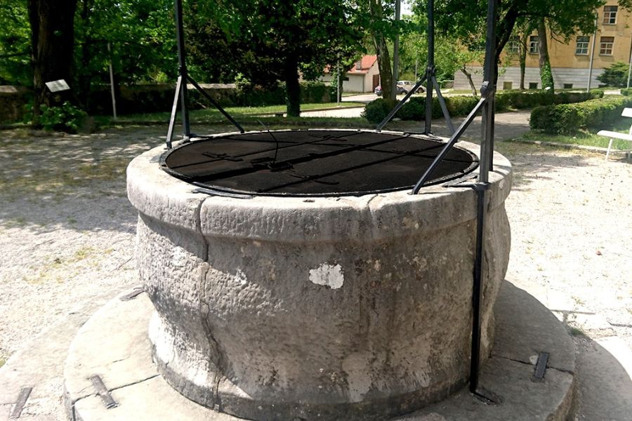 Kras. Kraševci so zbirali vsako kapljo vode v »štirne« in pri tem oblikovali kamenje v vrhunske umetnine.